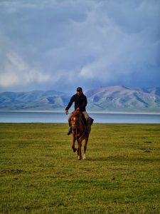 تور سفر گلمپینگ قرقیزستان کمپیمگ لوکس و اسب سواریم م پارسا